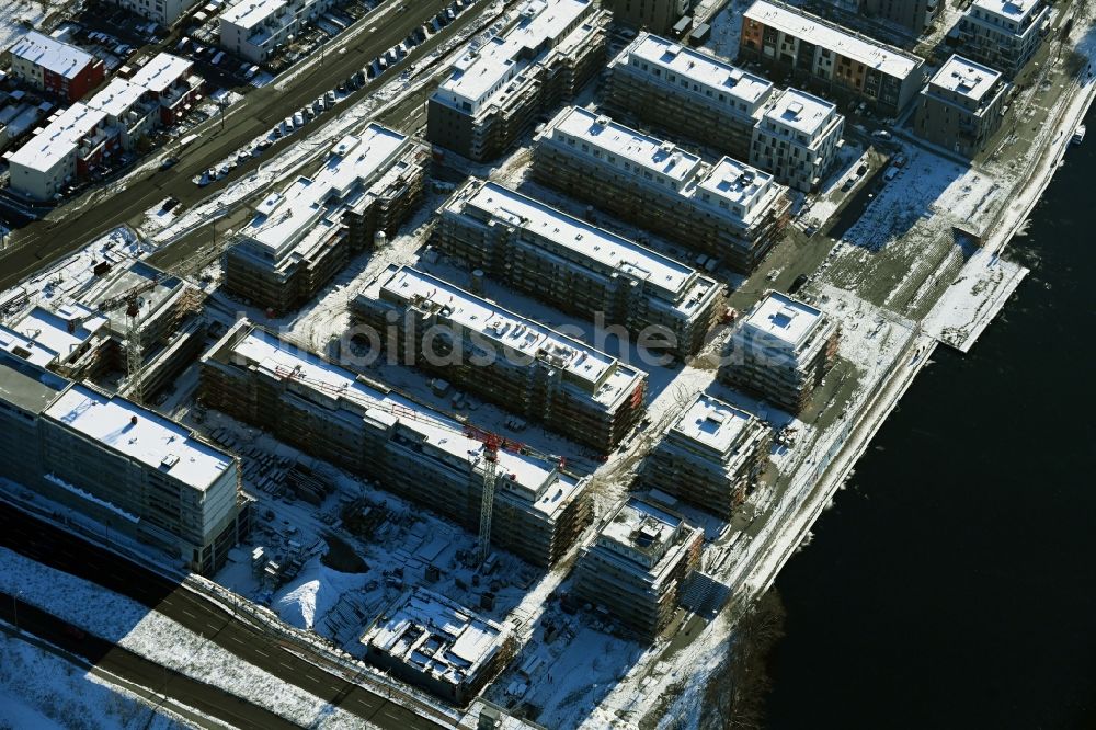 Luftbild Berlin - Winterluftbild Baustelle zum Neubau einer Mehrfamilienhaussiedlung Waterkant am Ufer der Havel an der Daumstraße Berlin, Deutschland