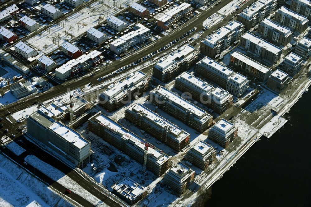 Luftaufnahme Berlin - Winterluftbild Baustelle zum Neubau einer Mehrfamilienhaussiedlung Waterkant am Ufer der Havel an der Daumstraße Berlin, Deutschland