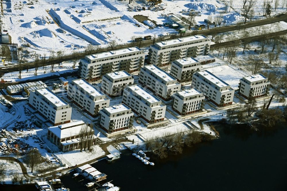 Berlin von oben - Winterluftbild Baustelle zum Neubau einer Mehrfamilienhaussiedlung Waterkant am Ufer der Havel an der Daumstraße Berlin, Deutschland