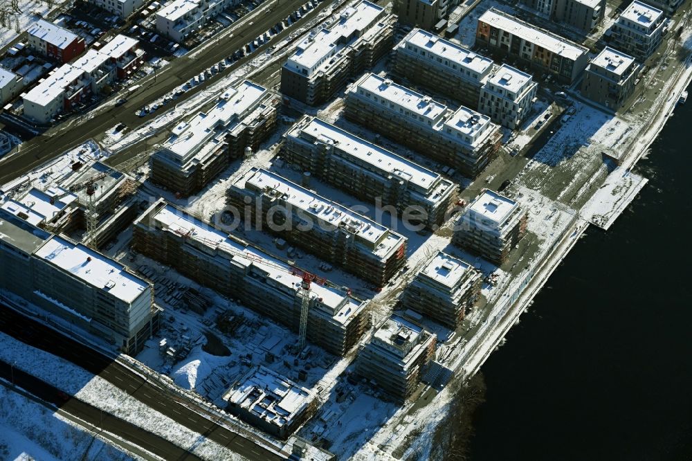 Luftbild Berlin - Winterluftbild Baustelle zum Neubau einer Mehrfamilienhaussiedlung Waterkant am Ufer der Havel an der Daumstraße Berlin, Deutschland