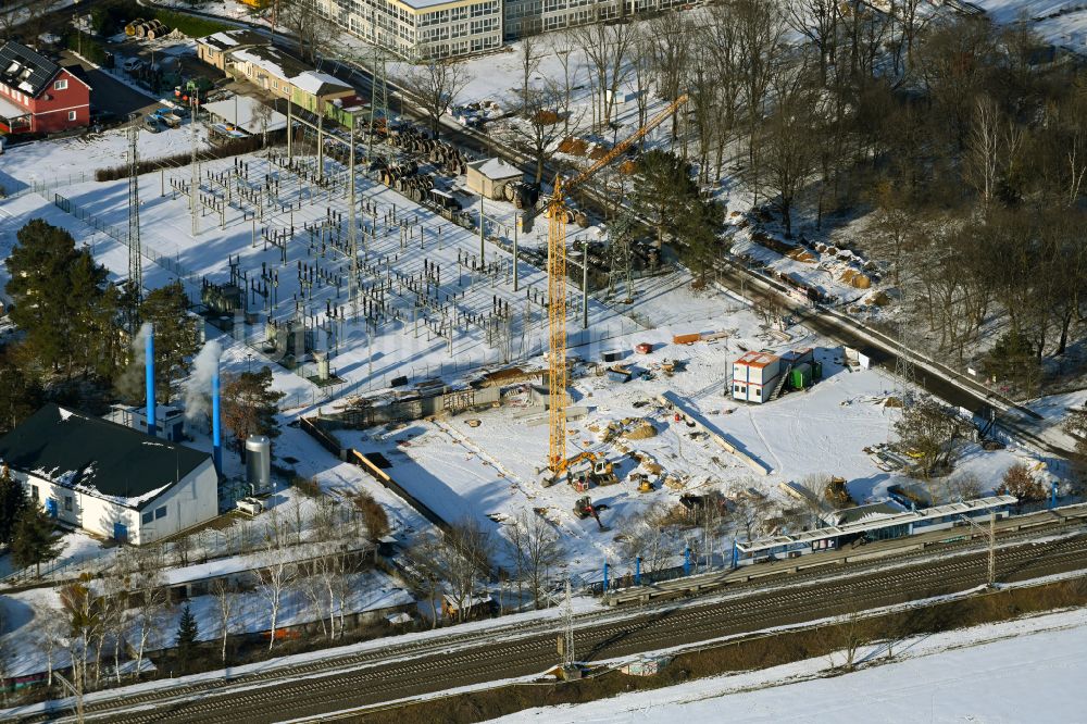 Bernau von oben - Winterluftbild Baustelle zum Neubau des Parkhauses vor dem S-Bahnhof im Ortsteil Friedenstal in Bernau im Bundesland Brandenburg, Deutschland