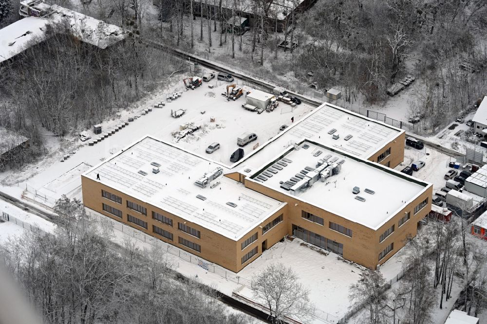 Luftaufnahme Werneuchen - Winterluftbild Baustelle zum Neubau des Schulgebäudes Grundschule Im Rosenpark in Werneuchen im Bundesland Brandenburg, Deutschland