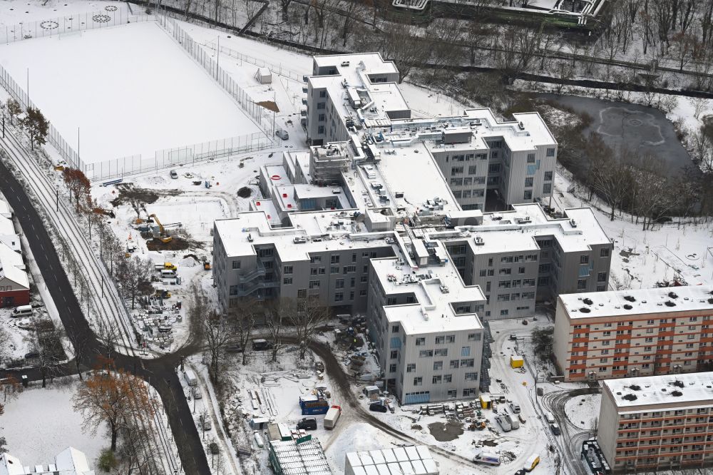 Berlin aus der Vogelperspektive: Winterluftbild Baustelle zum Neubau des Schulgebäudes im Ortsteil Lichtenberg in Berlin, Deutschland