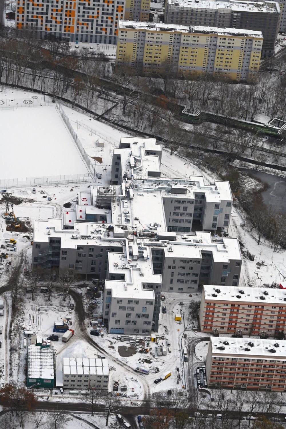 Luftbild Berlin - Winterluftbild Baustelle zum Neubau des Schulgebäudes im Ortsteil Lichtenberg in Berlin, Deutschland