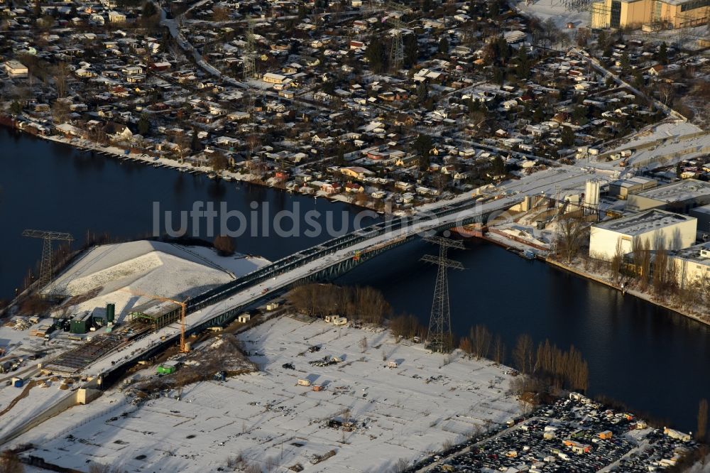 Luftbild Berlin - Winterluftbild Baustelle zum Neubau der Spreebrücke im Zuge der Süd-Ost-Verbindung (SOV) in Berlin Schöneweide