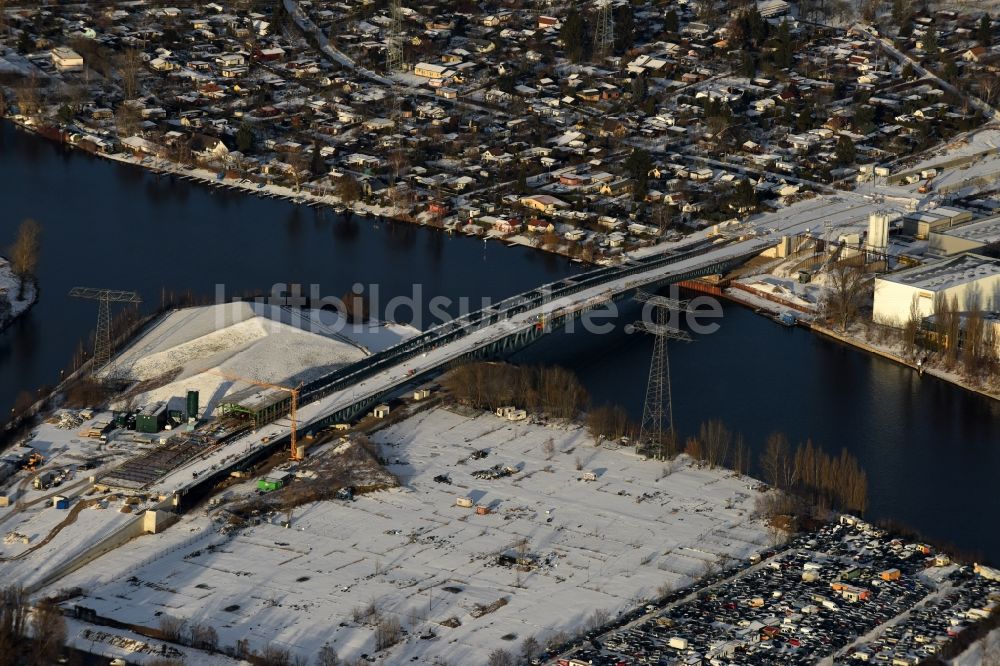 Luftaufnahme Berlin - Winterluftbild Baustelle zum Neubau der Spreebrücke im Zuge der Süd-Ost-Verbindung (SOV) in Berlin Schöneweide