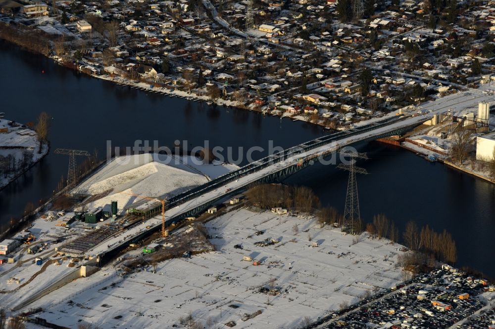 Berlin von oben - Winterluftbild Baustelle zum Neubau der Spreebrücke im Zuge der Süd-Ost-Verbindung (SOV) in Berlin Schöneweide