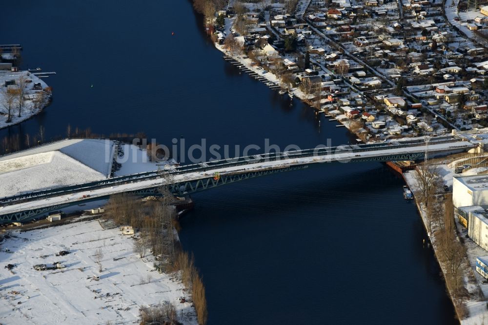 Berlin aus der Vogelperspektive: Winterluftbild Baustelle zum Neubau der Spreebrücke im Zuge der Süd-Ost-Verbindung (SOV) in Berlin Schöneweide