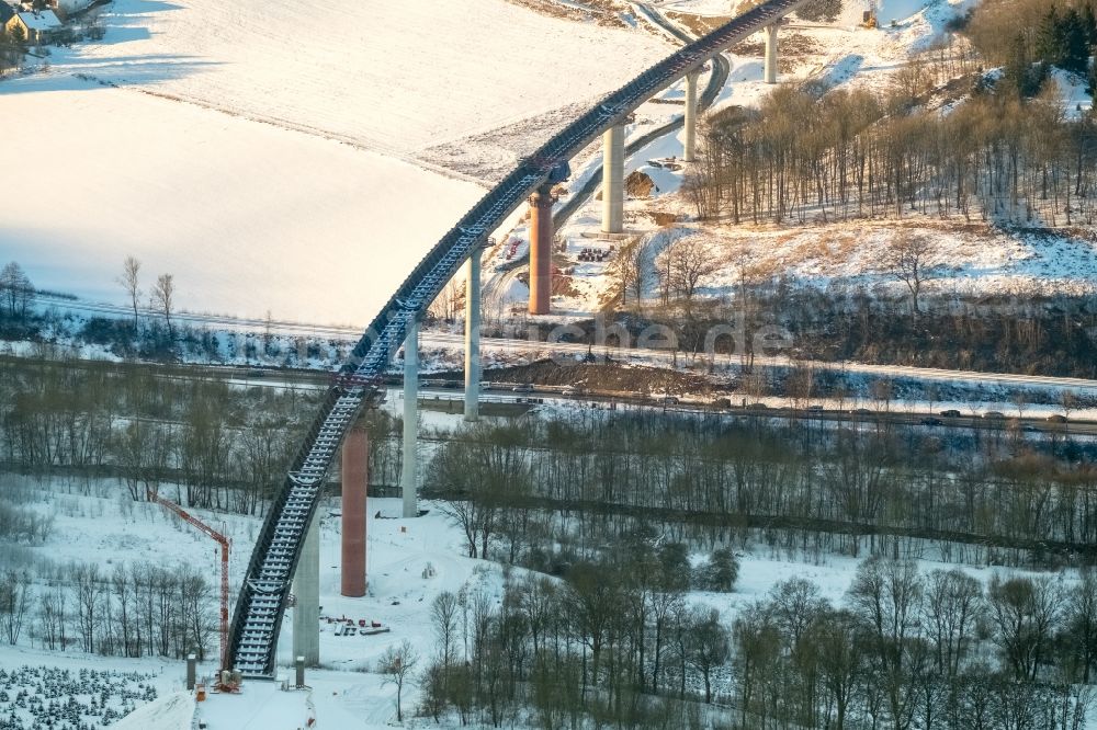 Olsberg aus der Vogelperspektive: Winterluftbild Baustelle zum Neubau des Straßen- Brückenbauwerk Autobahn A46 der Bundestraße B7 in Olsberg im Bundesland Nordrhein-Westfalen