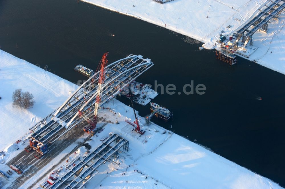 Luftaufnahme Dresden - Winterluftbild Baustelle zum Neubau der Waldschlösschenbrücke über den Flußverlauf der Elbe im Ortsteil Johannstadt in Dresden im Bundesland Sachsen, Deutschland