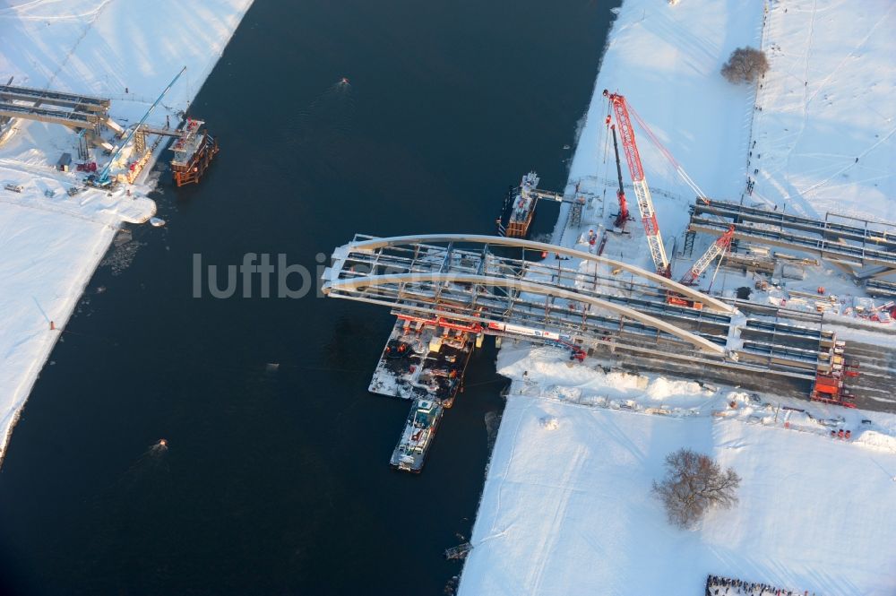 Dresden von oben - Winterluftbild Baustelle zum Neubau der Waldschlösschenbrücke über den Flußverlauf der Elbe im Ortsteil Johannstadt in Dresden im Bundesland Sachsen, Deutschland