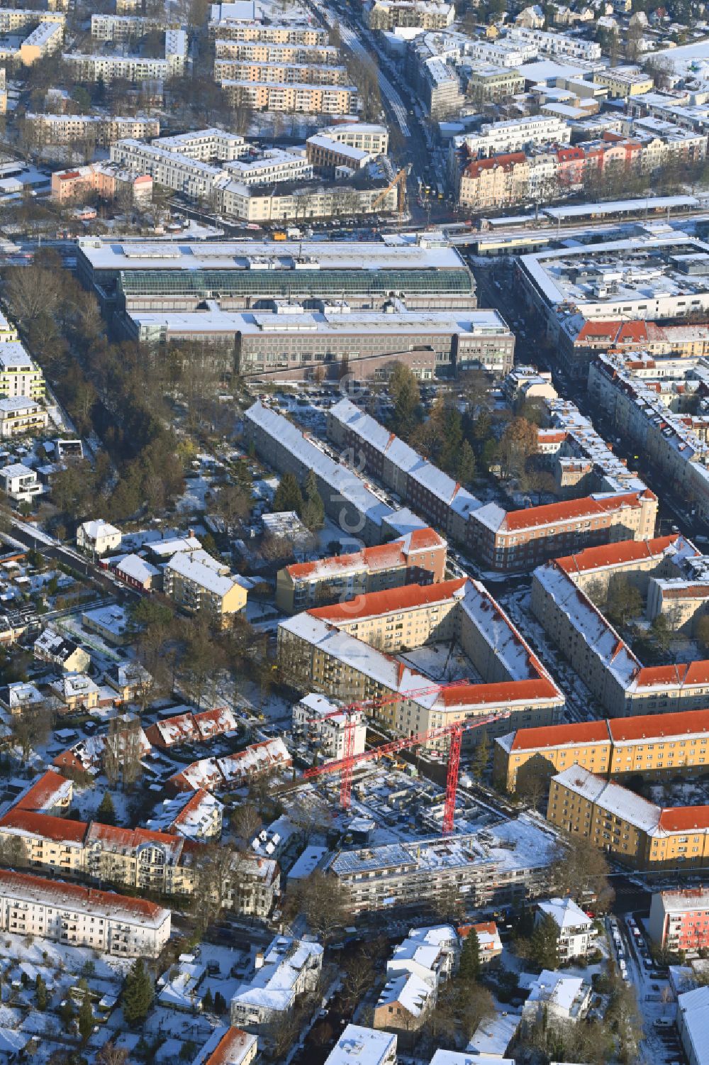 Luftaufnahme Berlin - Winterluftbild Baustelle zum Neubau eines Wohnhauses CÖ Berlin in Berlin, Deutschland