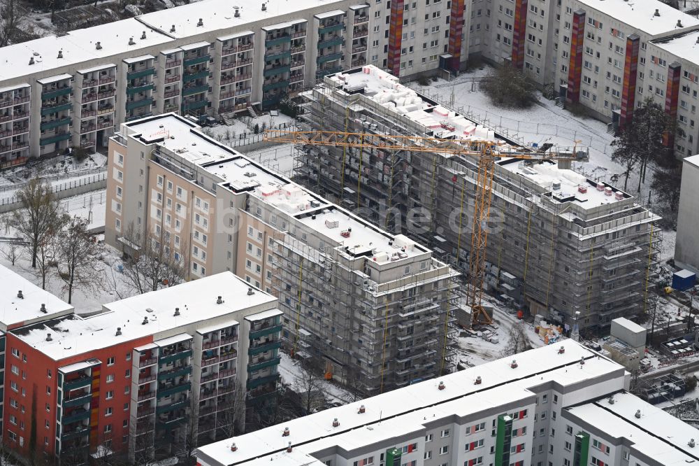 Luftbild Berlin - Winterluftbild Baustelle zum Neubau eines Wohnhauses im Ortsteil Hellersdorf in Berlin, Deutschland