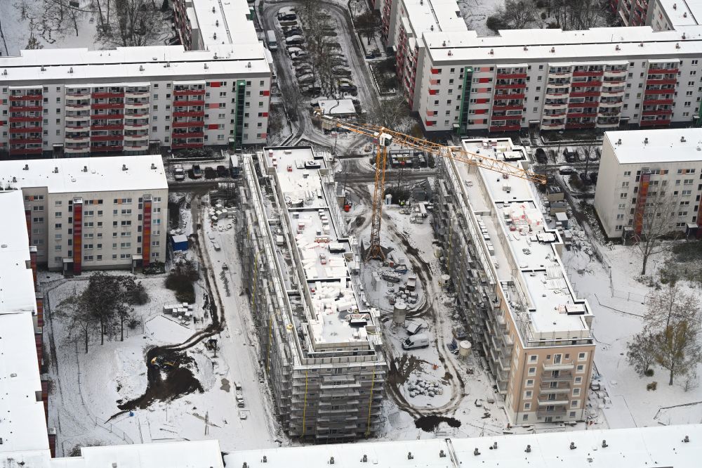 Berlin aus der Vogelperspektive: Winterluftbild Baustelle zum Neubau eines Wohnhauses im Ortsteil Hellersdorf in Berlin, Deutschland