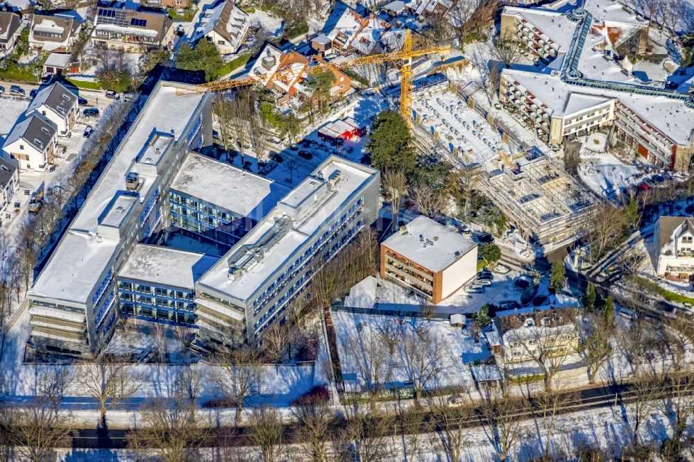 Mülheim an der Ruhr aus der Vogelperspektive: Winterluftbild Baustelle zum Neubau eines Wohnhauses an der Parsevalstraße im Ortsteil Flughafensiedlung in Mülheim an der Ruhr im Bundesland Nordrhein-Westfalen, Deutschland