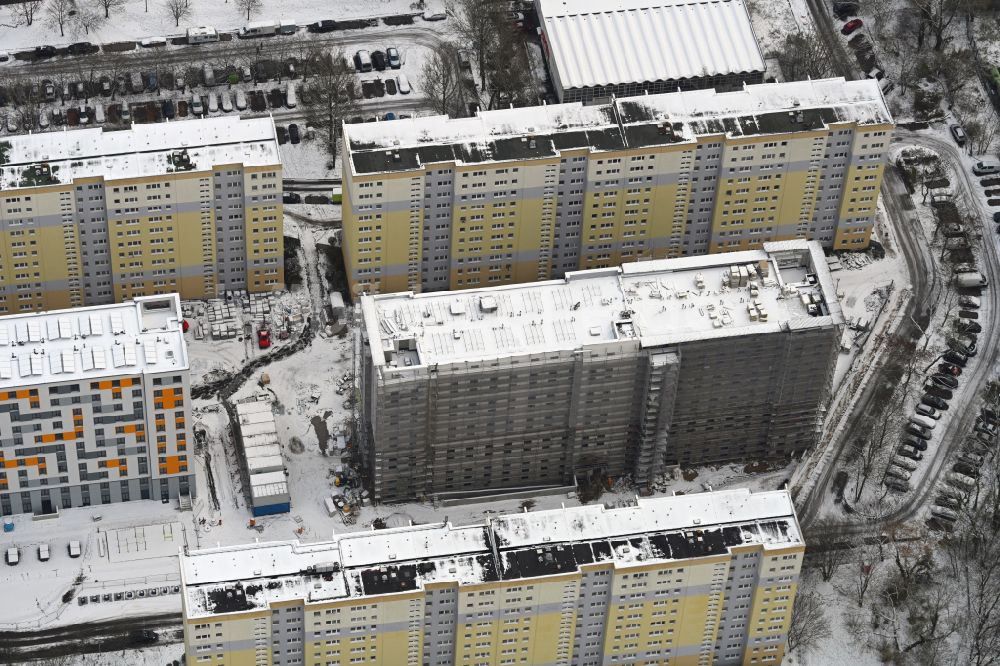 Berlin von oben - Winterluftbild Baustelle zum Neubau eines Wohnhauses mit Studentenapartments der Belinovo Grundstücksentwicklung GmbH in Berlin, Deutschland