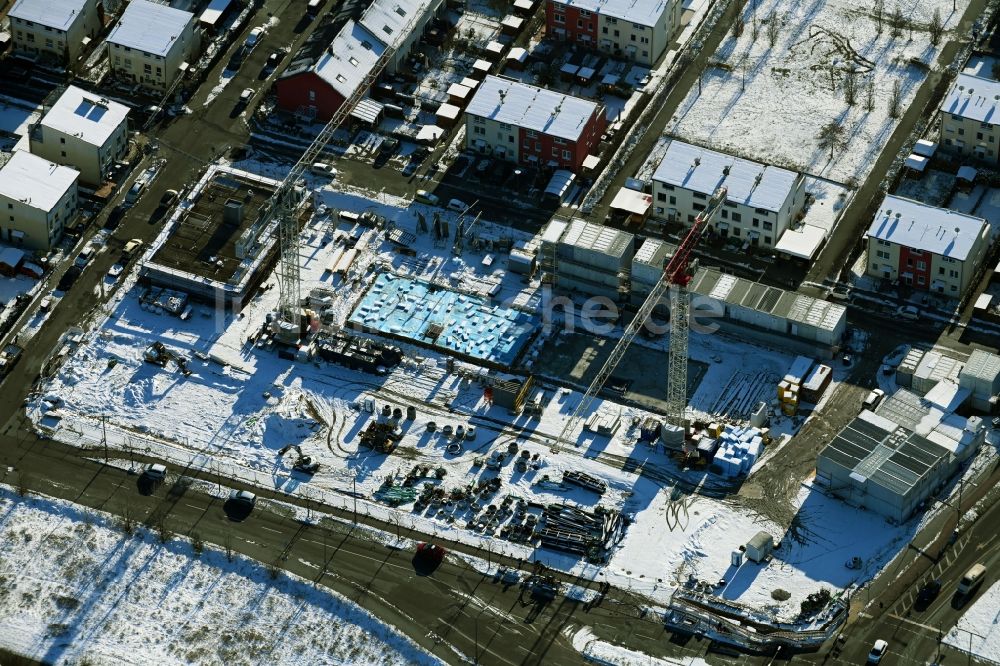 Luftaufnahme Berlin - Winterluftbild Baustelle zum Neubau eines Wohnhauses WATERKANT in Haselhorst in Berlin, Deutschland