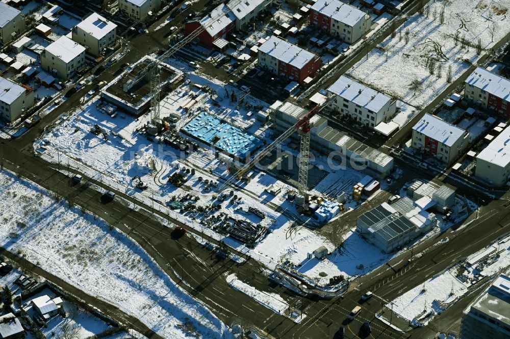 Berlin von oben - Winterluftbild Baustelle zum Neubau eines Wohnhauses WATERKANT in Haselhorst in Berlin, Deutschland