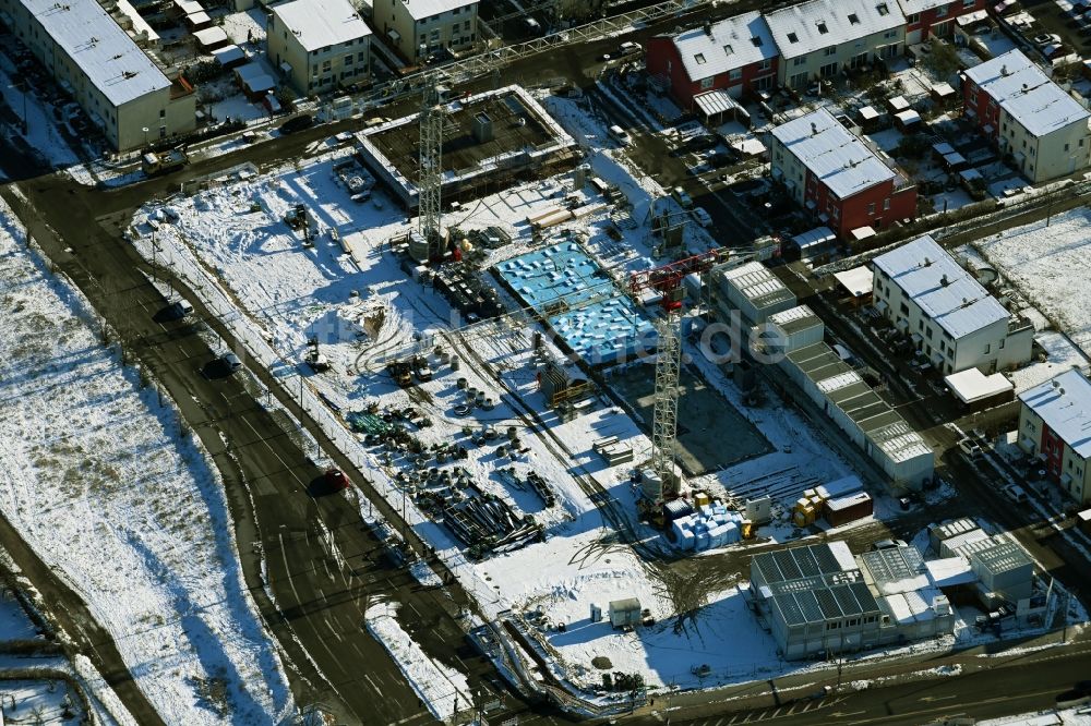 Berlin aus der Vogelperspektive: Winterluftbild Baustelle zum Neubau eines Wohnhauses WATERKANT in Haselhorst in Berlin, Deutschland