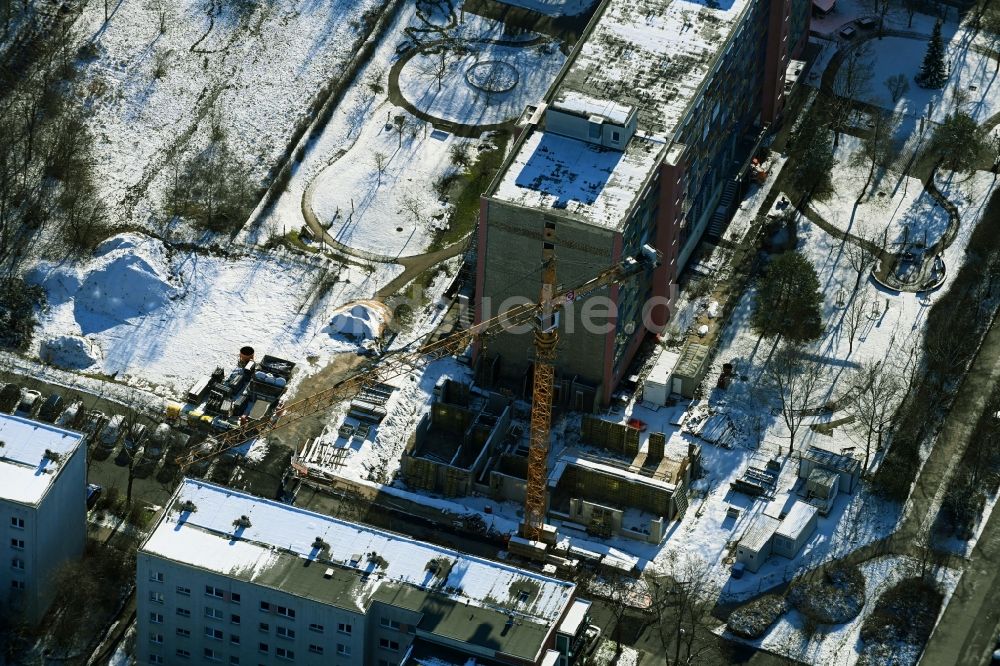 Berlin von oben - Winterluftbild Baustelle zum Neubau eines Wohnheim Wohnpflegeheim - Gebäude Wohnpark am Cecilienplatz im Ortsteil Kaulsdorf in Berlin, Deutschland