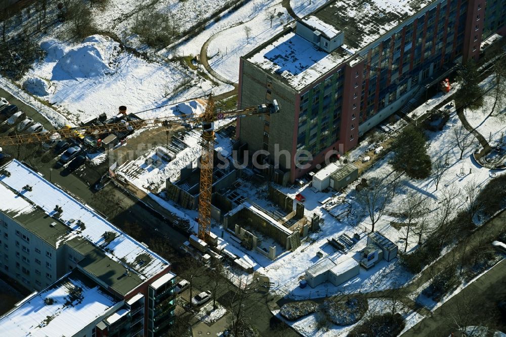 Luftbild Berlin - Winterluftbild Baustelle zum Neubau eines Wohnheim Wohnpflegeheim - Gebäude Wohnpark am Cecilienplatz im Ortsteil Kaulsdorf in Berlin, Deutschland