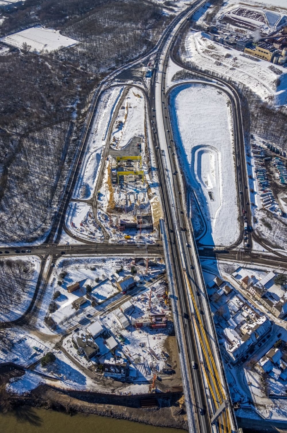 Duisburg aus der Vogelperspektive: Winterluftbild Baustelle zum Sanierung und Instandsetzung des Autobahnbrücken BAB A40 Rheinbrücke Duisburg-Neuenkamp im Ortsteil Kasslerfeld in Duisburg im Bundesland Nordrhein-Westfalen, Deutschland