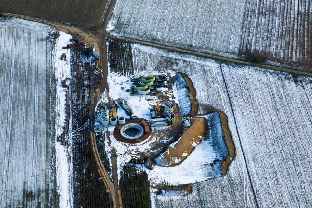 Hatzenbühl aus der Vogelperspektive: Winterluftbild Baustelle zur Windrad- Montage in Hatzenbühl im Bundesland Rheinland-Pfalz, Deutschland