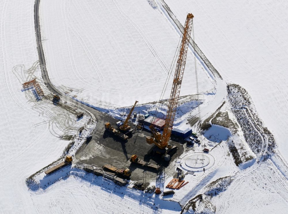 Luftaufnahme Jühnde - Winterluftbild Baustelle zur Windrad- Montage in Jühnde im Bundesland Niedersachsen, Deutschland