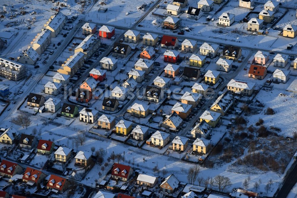 Luftbild Berlin - Winterluftbild Baustellen zum Neubau- Wohngebiet einer Einfamilienhaus- Siedlung im Ortsteil Mahlsdorf in Berlin