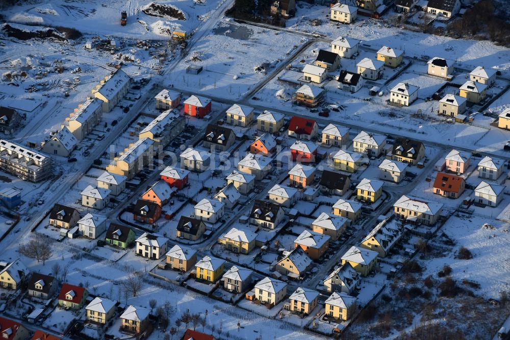 Luftaufnahme Berlin - Winterluftbild Baustellen zum Neubau- Wohngebiet einer Einfamilienhaus- Siedlung im Ortsteil Mahlsdorf in Berlin