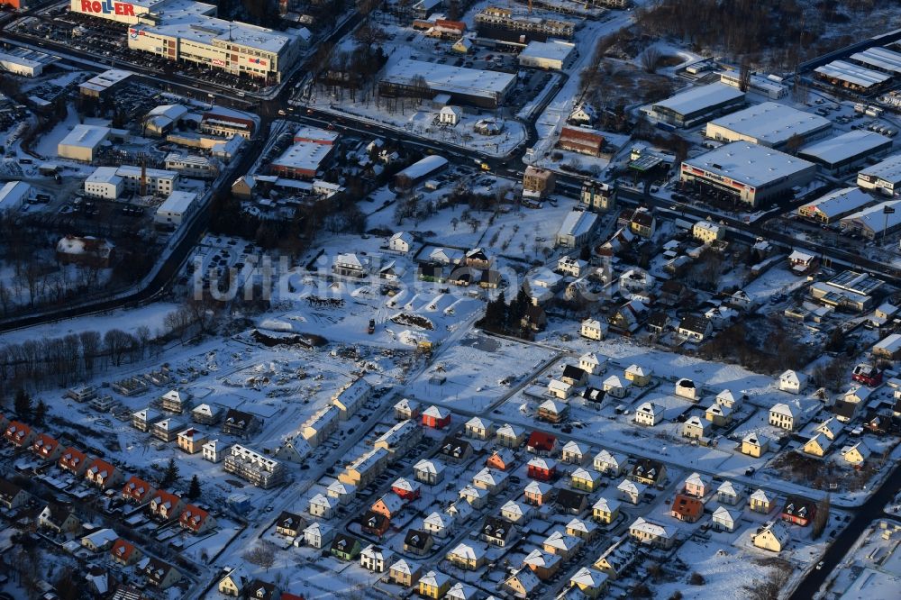 Berlin von oben - Winterluftbild Baustellen zum Neubau- Wohngebiet einer Einfamilienhaus- Siedlung im Ortsteil Mahlsdorf in Berlin