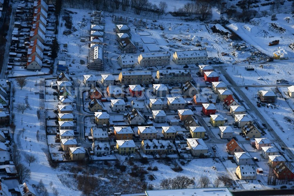 Berlin aus der Vogelperspektive: Winterluftbild Baustellen zum Neubau- Wohngebiet einer Einfamilienhaus- Siedlung im Ortsteil Mahlsdorf in Berlin