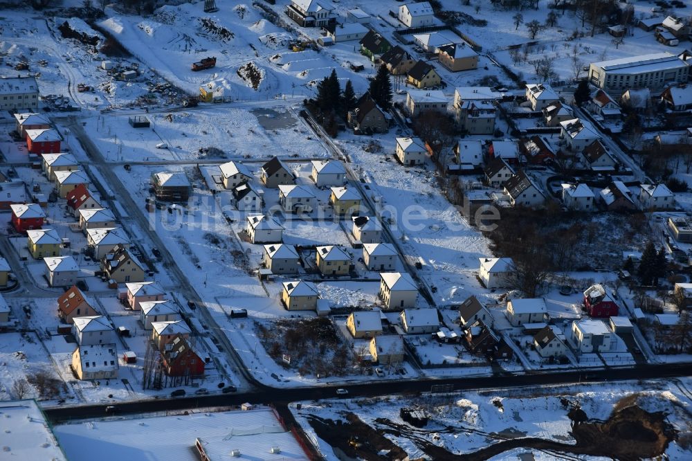 Luftbild Berlin - Winterluftbild Baustellen zum Neubau- Wohngebiet einer Einfamilienhaus- Siedlung im Ortsteil Mahlsdorf in Berlin