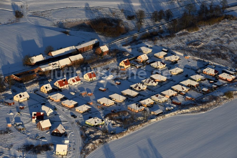 Luftaufnahme Altlandsberg - Winterluftbild Baustellen zum Neubau- Wohngebiet einer Einfamilienhaus- Siedlung an der Strausberger Straße - Zur Holzseefe in Altlandsberg im Bundesland Brandenburg