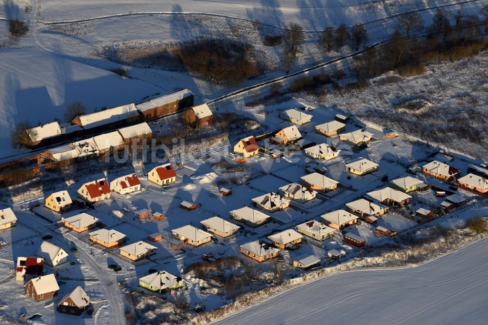 Altlandsberg von oben - Winterluftbild Baustellen zum Neubau- Wohngebiet einer Einfamilienhaus- Siedlung an der Strausberger Straße - Zur Holzseefe in Altlandsberg im Bundesland Brandenburg