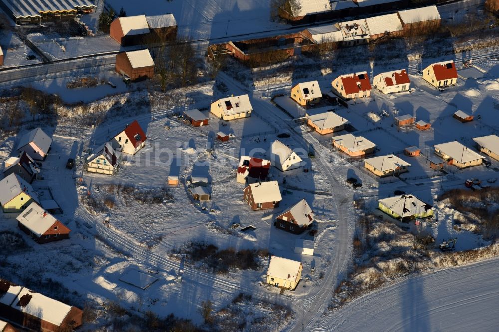 Altlandsberg aus der Vogelperspektive: Winterluftbild Baustellen zum Neubau- Wohngebiet einer Einfamilienhaus- Siedlung an der Strausberger Straße - Zur Holzseefe in Altlandsberg im Bundesland Brandenburg