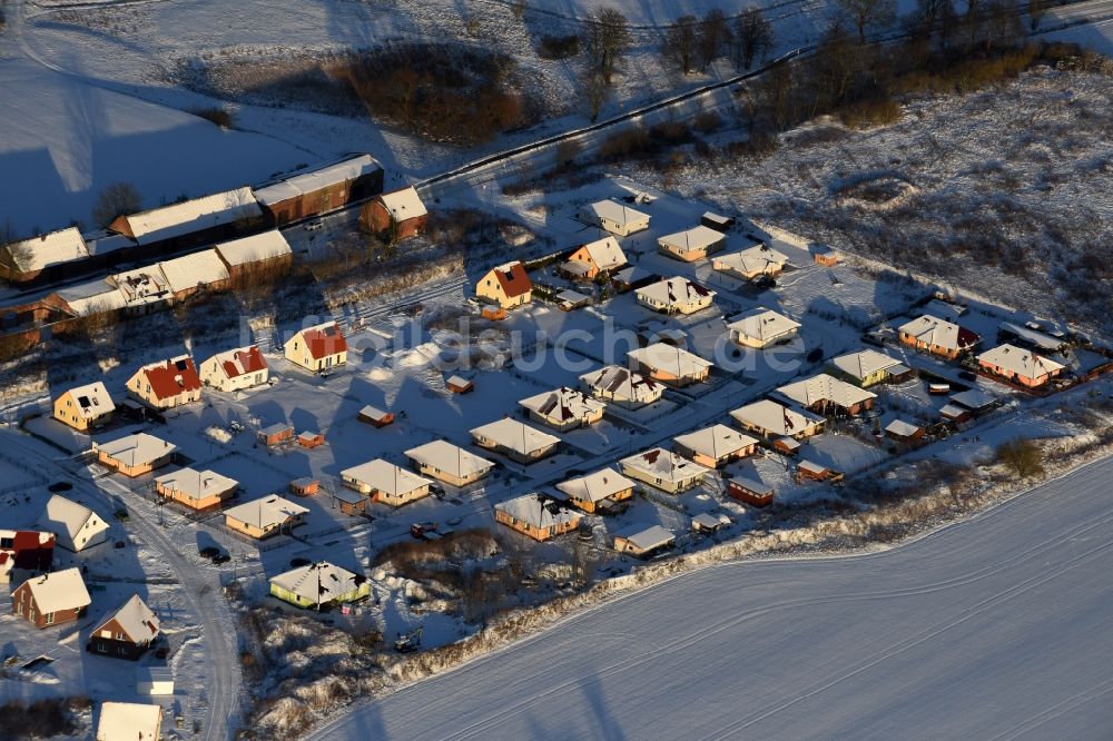 Luftbild Altlandsberg - Winterluftbild Baustellen zum Neubau- Wohngebiet einer Einfamilienhaus- Siedlung an der Strausberger Straße - Zur Holzseefe in Altlandsberg im Bundesland Brandenburg