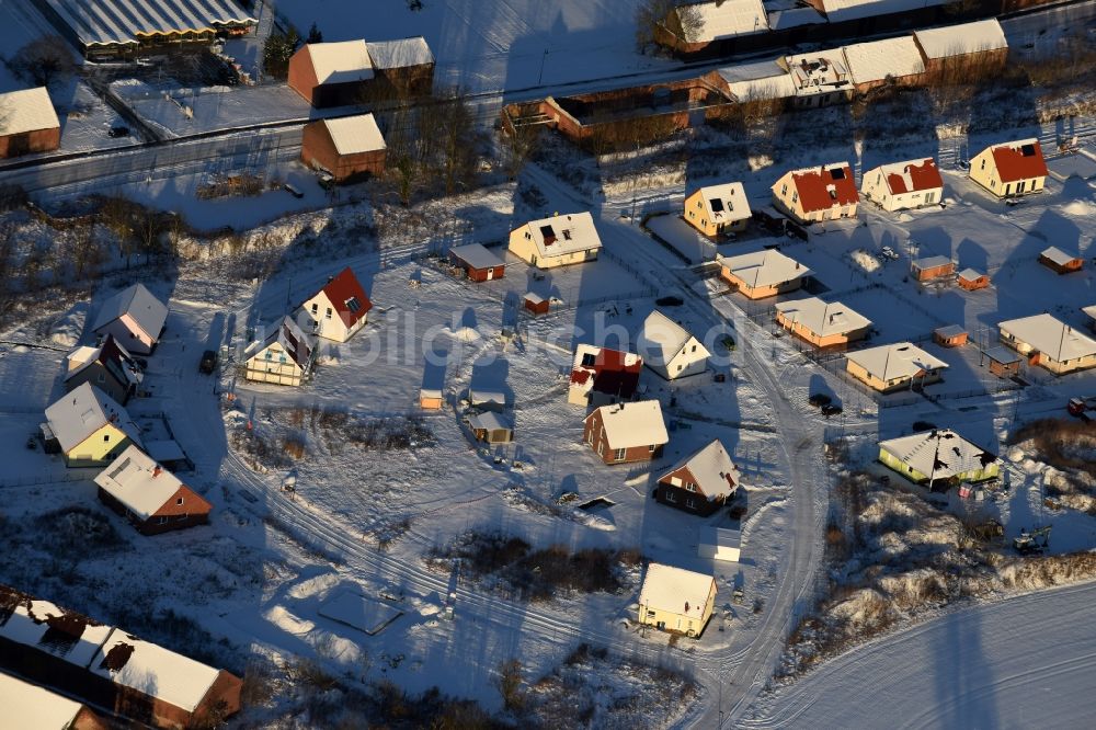 Luftaufnahme Altlandsberg - Winterluftbild Baustellen zum Neubau- Wohngebiet einer Einfamilienhaus- Siedlung an der Strausberger Straße - Zur Holzseefe in Altlandsberg im Bundesland Brandenburg