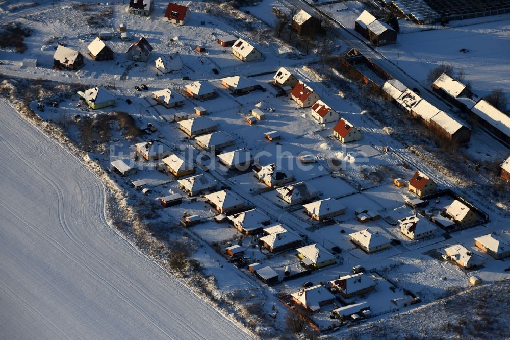 Altlandsberg aus der Vogelperspektive: Winterluftbild Baustellen zum Neubau- Wohngebiet einer Einfamilienhaus- Siedlung an der Strausberger Straße - Zur Holzseefe in Altlandsberg im Bundesland Brandenburg