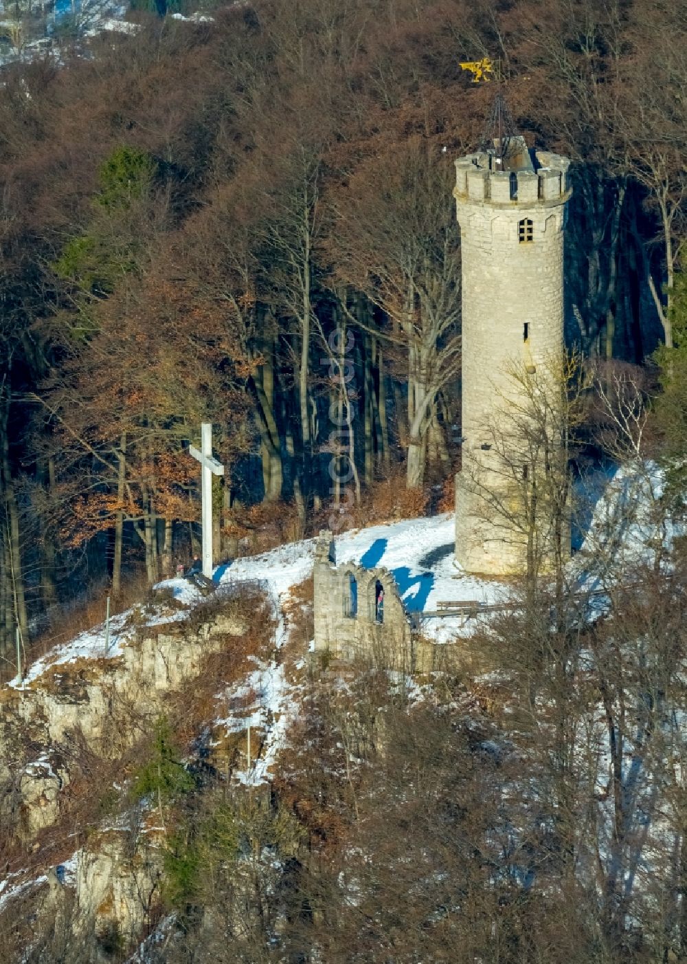 Marsberg von oben - Winterluftbild Bauwerk des Aussichtsturmes Bilsteinturm in Marsberg im Bundesland Nordrhein-Westfalen