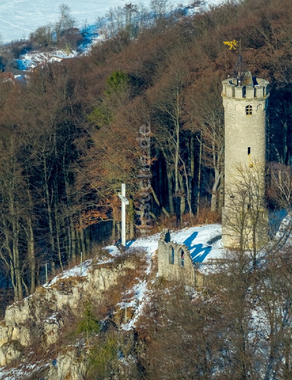 Marsberg aus der Vogelperspektive: Winterluftbild Bauwerk des Aussichtsturmes Bilsteinturm in Marsberg im Bundesland Nordrhein-Westfalen