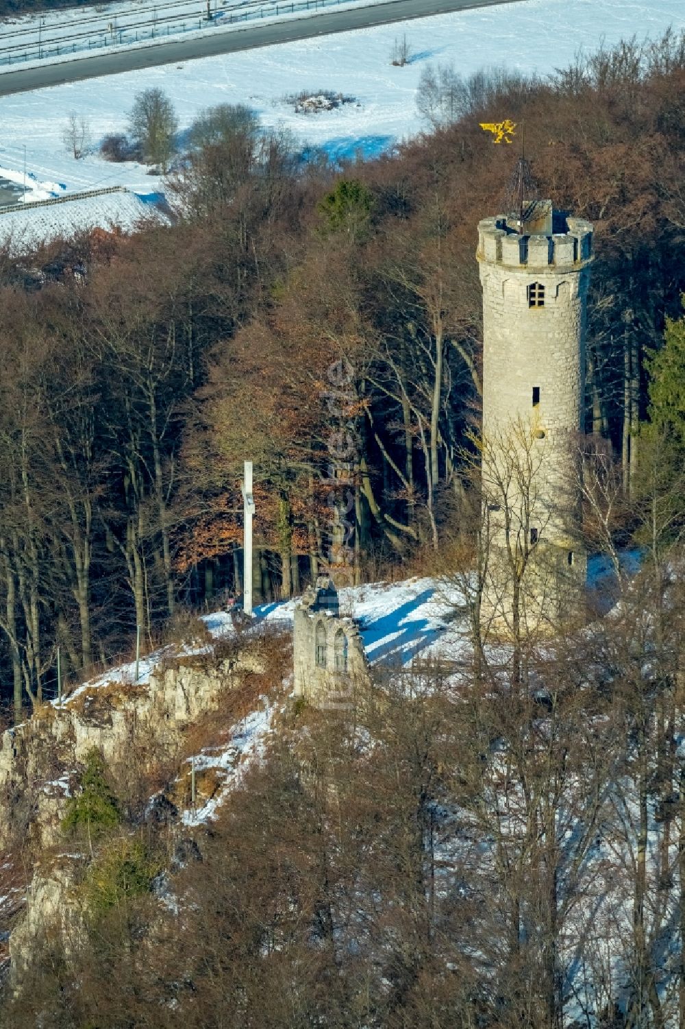 Luftbild Marsberg - Winterluftbild Bauwerk des Aussichtsturmes Bilsteinturm in Marsberg im Bundesland Nordrhein-Westfalen