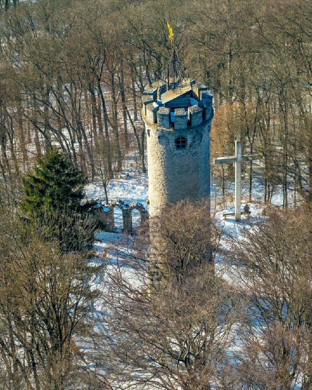 Luftaufnahme Marsberg - Winterluftbild Bauwerk des Aussichtsturmes Bilsteinturm in Marsberg im Bundesland Nordrhein-Westfalen