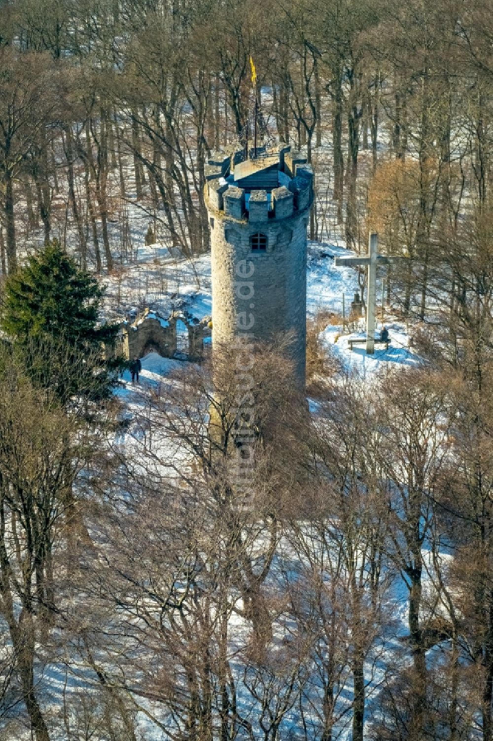 Marsberg von oben - Winterluftbild Bauwerk des Aussichtsturmes Bilsteinturm in Marsberg im Bundesland Nordrhein-Westfalen