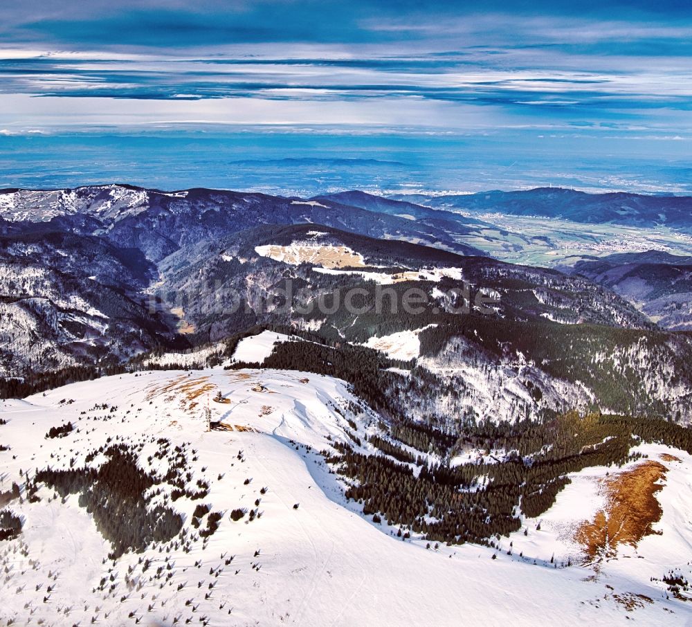 Luftaufnahme Feldberg (Schwarzwald) - Winterluftbild Von Bergen umsäumte Tallandschaft in Feldberg (Schwarzwald) im Bundesland Baden-Württemberg, Deutschland