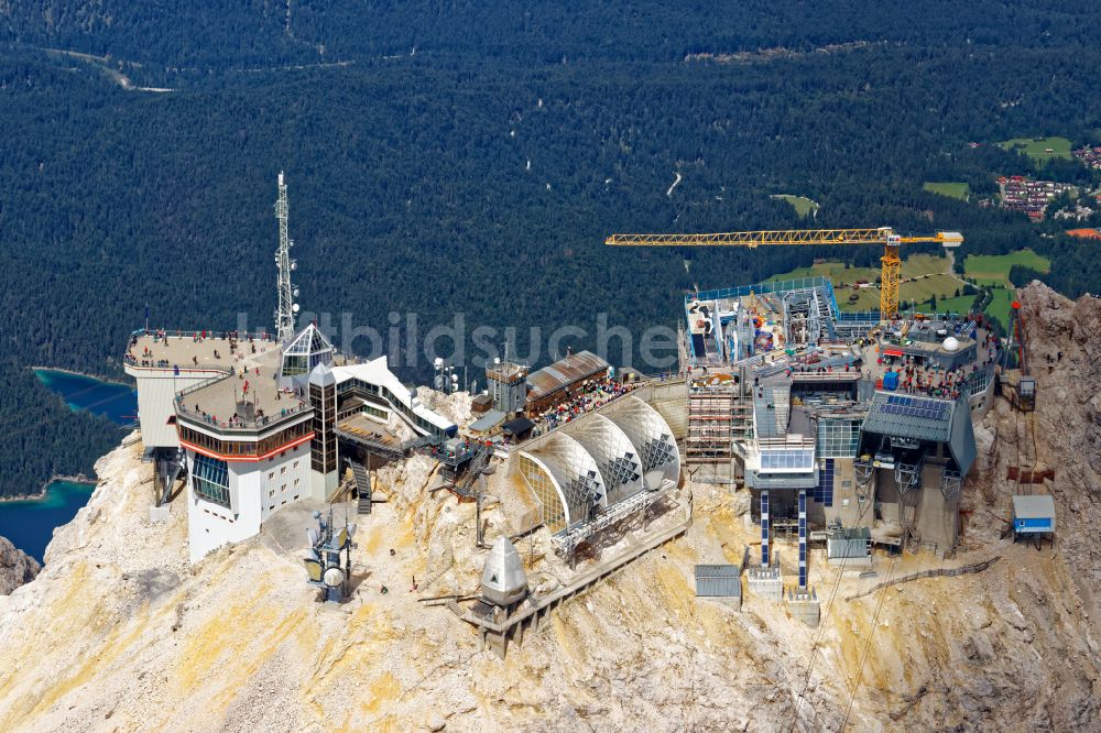 Garmisch-Partenkirchen von oben - Winterluftbild Bergstation der Seilbahn auf dem Gipfel der der Zugspitze bei Garmisch-Partenkirchen im Bundesland Bayern