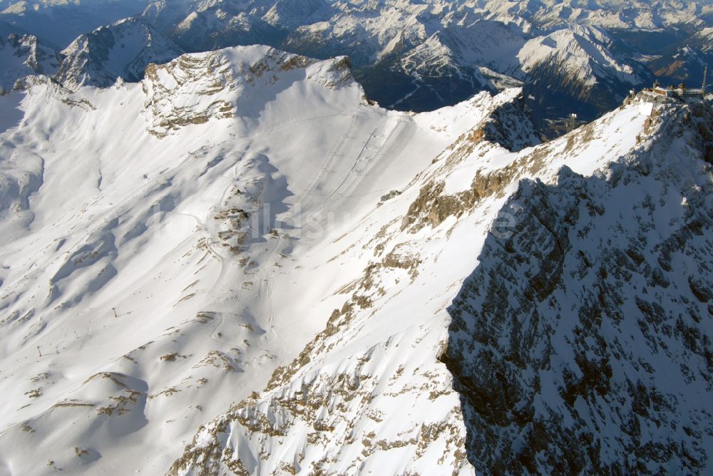 Garmisch-Partenkirchen von oben - Winterluftbild Bergstation der Seilbahn auf dem Gipfel der der Zugspitze bei Garmisch-Partenkirchen im Bundesland Bayern