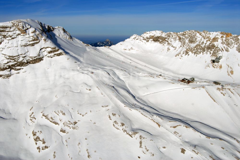 Luftbild Garmisch-Partenkirchen - Winterluftbild Bergstation der Seilbahn auf dem Gipfel der der Zugspitze bei Garmisch-Partenkirchen im Bundesland Bayern