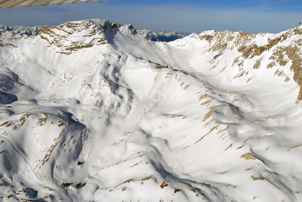 Luftbild Garmisch-Partenkirchen - Winterluftbild Bergstation der Seilbahn auf dem Gipfel der der Zugspitze bei Garmisch-Partenkirchen im Bundesland Bayern