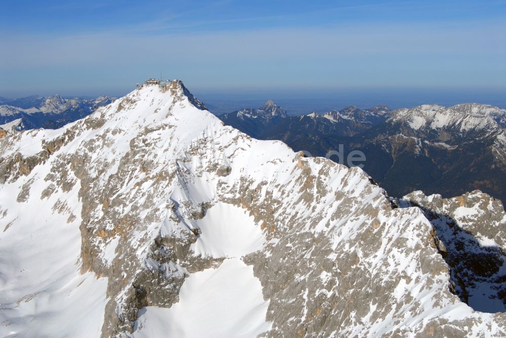 Garmisch-Partenkirchen von oben - Winterluftbild Bergstation der Seilbahn auf dem Gipfel der der Zugspitze bei Garmisch-Partenkirchen im Bundesland Bayern